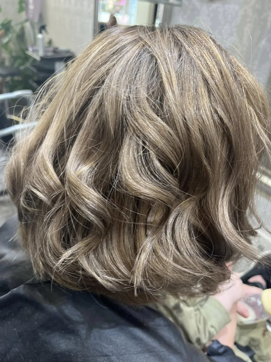 Askblond bob med mjuka vågor